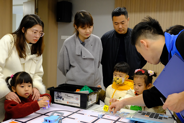 探秘科技，親子共融——80余組家庭在福州科技館開啟奇妙科技之旅