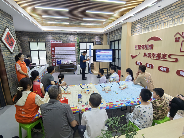 福州市反邪教協(xié)會(huì)開展“崇尚科學(xué) 遠(yuǎn)離邪教”社區(qū)宣傳活動(dòng)