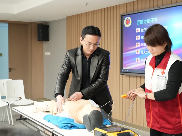 練“救”應(yīng)急本領(lǐng),共筑生命安全防線 ——福州科技館開展紅十字現(xiàn)場救護(hù)培訓(xùn) 練“救”應(yīng)急本領(lǐng),共筑生命安全防線 ——福州科技館開展紅十字現(xiàn)場救護(hù)培訓(xùn)